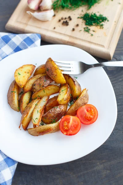 Kızarmış patates dilimleri kiraz domates ile — Stok fotoğraf