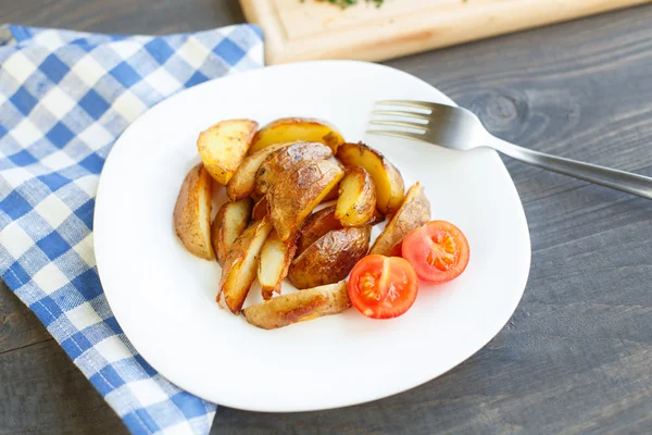 Gebratene Kartoffelkeile mit Kirschtomaten — Stockfoto