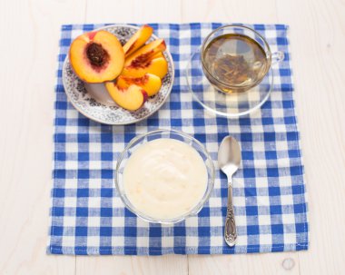 Kahvaltı. yeşil çay, youghurt ve şeftali