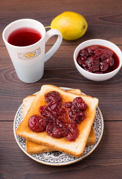 Toast mit Erdbeermarmelade — Stockfoto