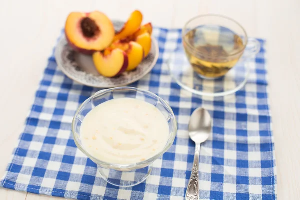 Breakfast. Green tea, youghurt and peach — Stock Photo, Image