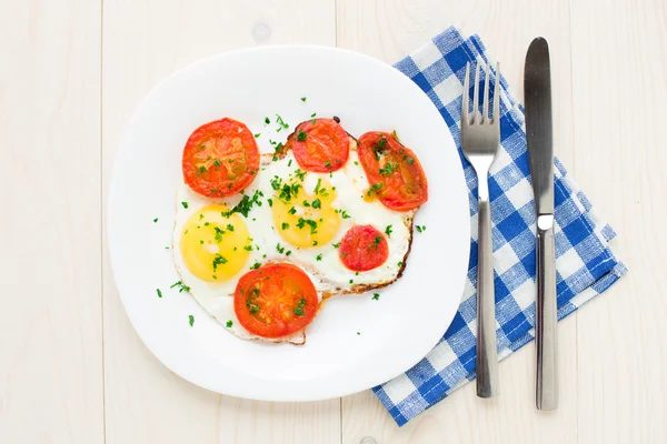 Жареное яйцо на тарелке — стоковое фото