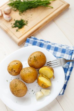 dereotu ile genç haşlanmış patates