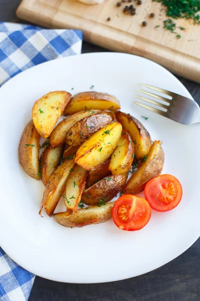 Fried potato wedges with cherry tomato — Stock Photo, Image