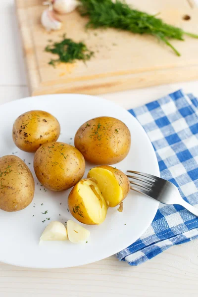 Jonge gekookte aardappelen met dille — Stockfoto