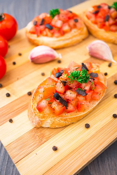 Brochette de tomates garnie d'olive — Photo