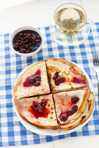 Dunne pannenkoeken op een plaat — Stockfoto