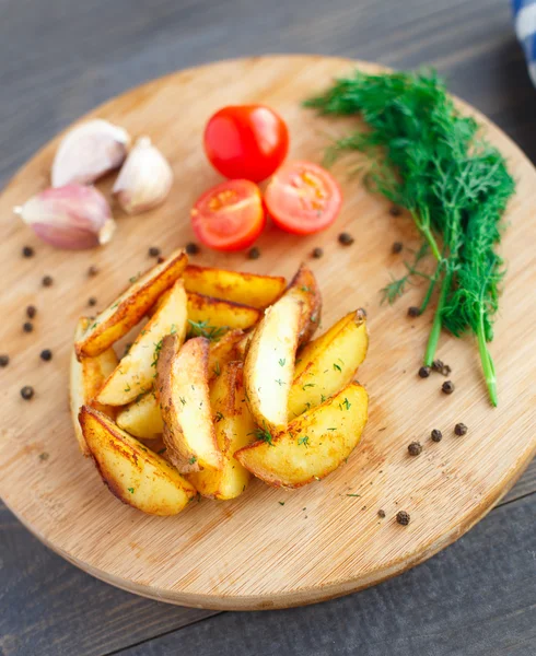 Batata frita cunhas com tomate cereja — Fotografia de Stock