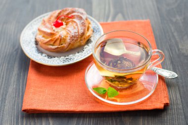 Bir fincan çay ve kek.