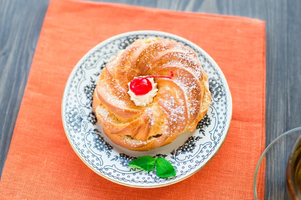 Delicious cake on a plate — Stock Photo, Image