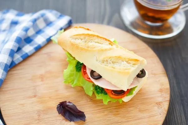 Stokbrood gevuld met ham en groenten — Stockfoto