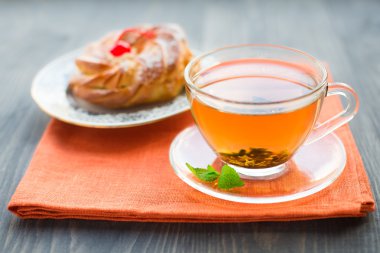 Bir fincan çay ve kek.