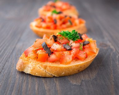 Olive ile tepesinde domates bruschetta