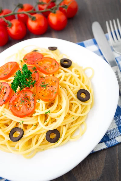 Pasta rebanada con tomates cherry —  Fotos de Stock