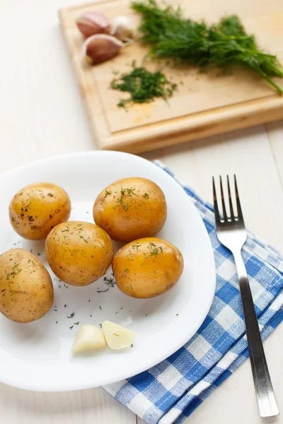 Batatas fervidas jovens com endro — Fotografia de Stock