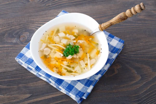 Ciotola di zuppa di pollo con verdure e tagliatelle — Foto Stock