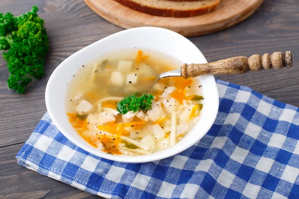 Чаша куриного супа с овощами и лапшой — стоковое фото