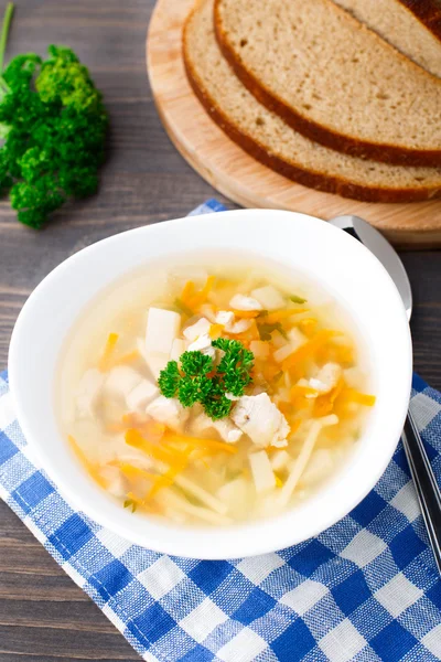 Ciotola di zuppa di pollo con verdure e tagliatelle — Foto Stock