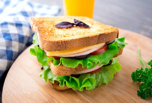 Emparedado con jamón, queso, tomate y lechuga — Foto de Stock