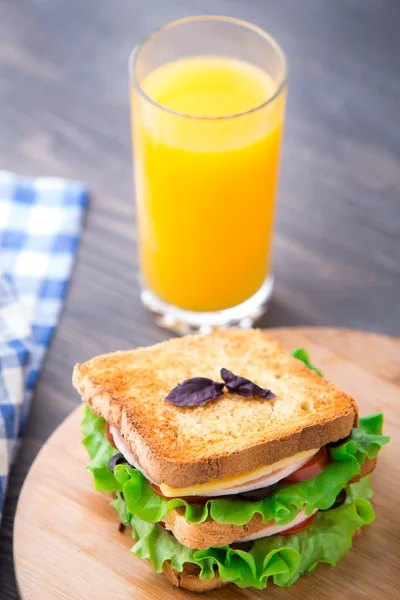 Sandwich with ham, cheese, tomatoes and lettuce — Stock Photo, Image