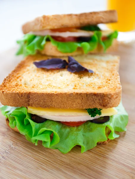 ハム、チーズ、トマトとレタスのサンドイッチ — ストック写真