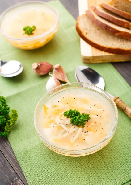 Ciotola di zuppa di pollo con verdure e tagliatelle — Foto Stock