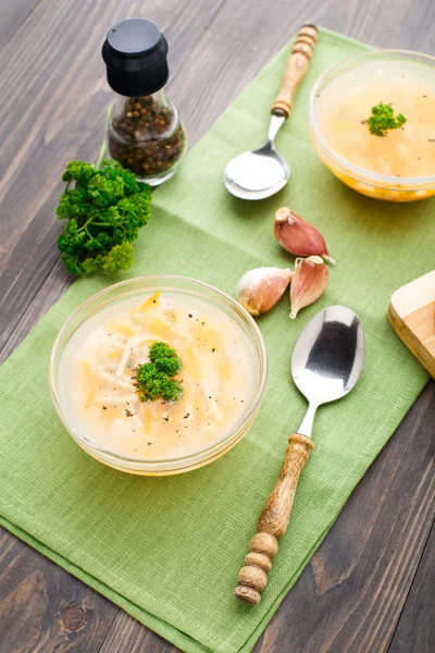 Ciotola di zuppa di pollo con verdure e tagliatelle — Foto Stock