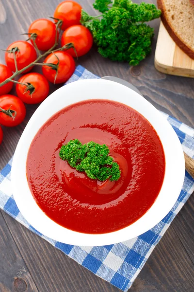 Sabrosa sopa de tomate con hierbas —  Fotos de Stock