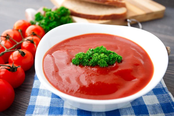 Soupe de tomates savoureuse aux herbes — Photo