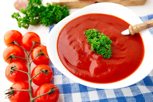 Sabrosa sopa de tomate con hierbas —  Fotos de Stock