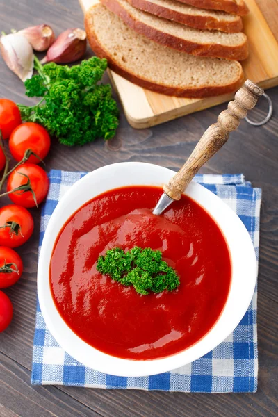 Вкусный томатный суп с травами — стоковое фото