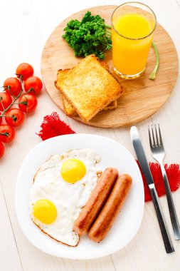 Sosisli sahanda yumurta.