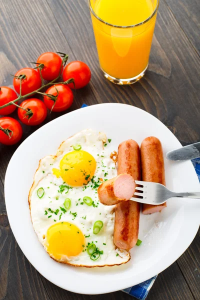 Uova fritte con salsicce. — Foto Stock