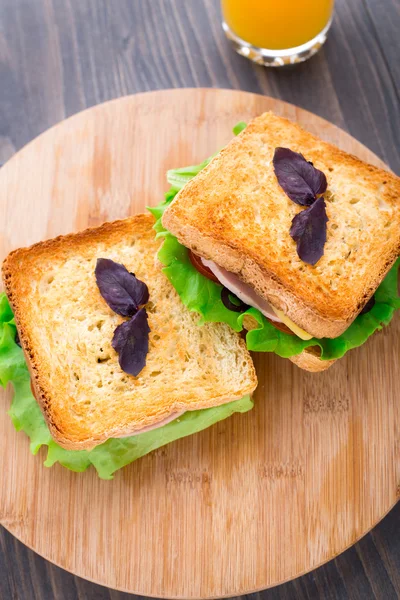 Sanduíche com presunto, queijo, tomate e alface — Fotografia de Stock