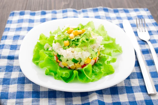Крабовый салат с майонезом — стоковое фото