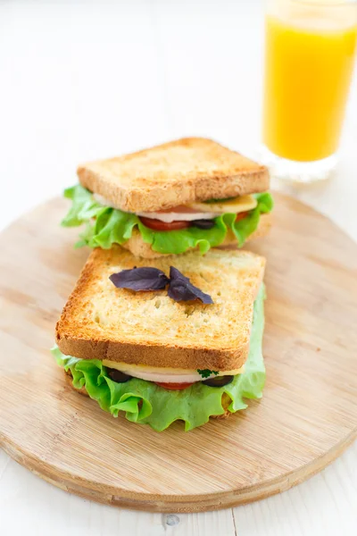 Sanduíche com presunto, queijo, tomate e alface — Fotografia de Stock