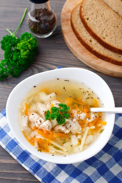 Ciotola di zuppa di pollo con verdure e tagliatelle — Foto Stock