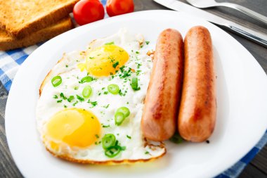 Sosisli sahanda yumurta.