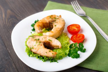 kızarmış balık ve sebze