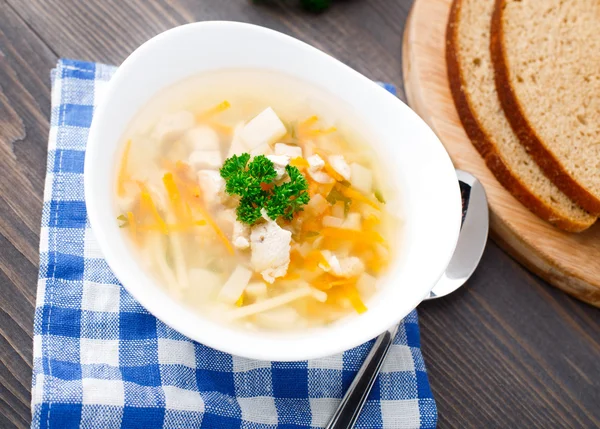 Ciotola di zuppa di pollo con verdure e tagliatelle — Foto Stock