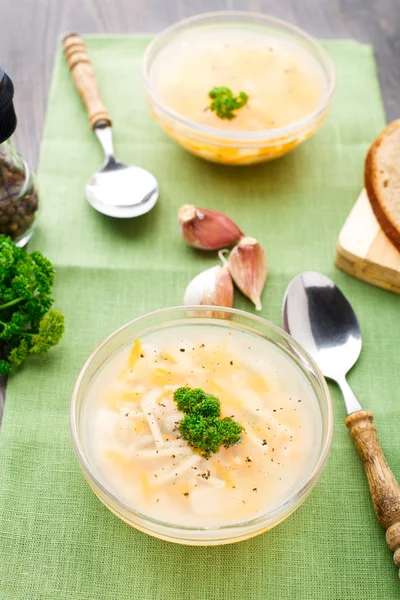 Cuenco de sopa de pollo con verduras y fideos —  Fotos de Stock