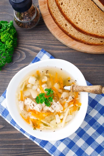 Cuenco de sopa de pollo con verduras y fideos — Foto de Stock