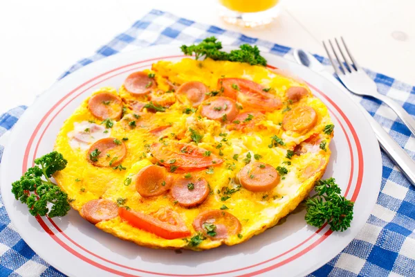 Omelete com fatias de salsicha e tomate — Fotografia de Stock