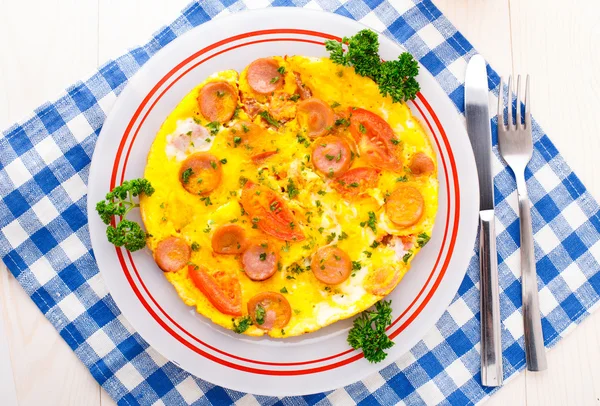 Omelett med skivor av korv och tomat — Stockfoto