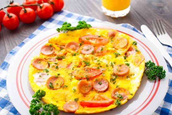 Omeleta s plátky klobásy a rajčat — Stock fotografie