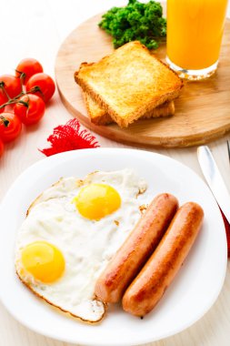 Sosisli sahanda yumurta.