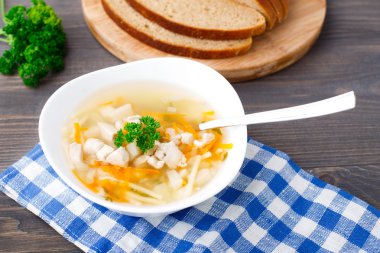 Bir kase tavuk çorbası, sebze ve erişte.