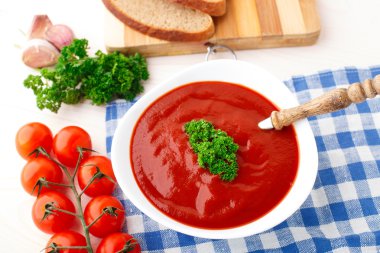 otlar ile domates çorbası