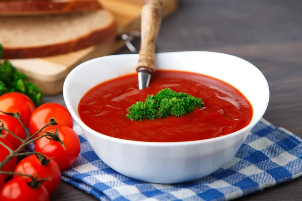 Soupe de tomates savoureuse aux herbes — Photo