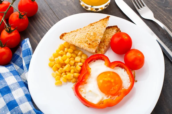 Fried egg in sweet paprika — Stock Photo, Image